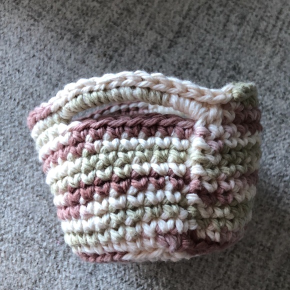 Mini hand crocheted treats basket - Picture 10 of 10